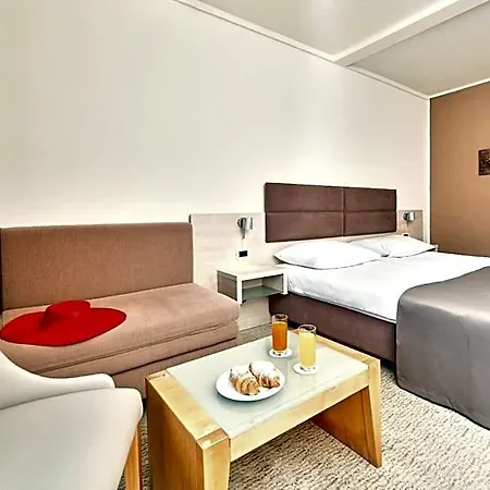 Hotel Mediteran Plava Laguna 3*