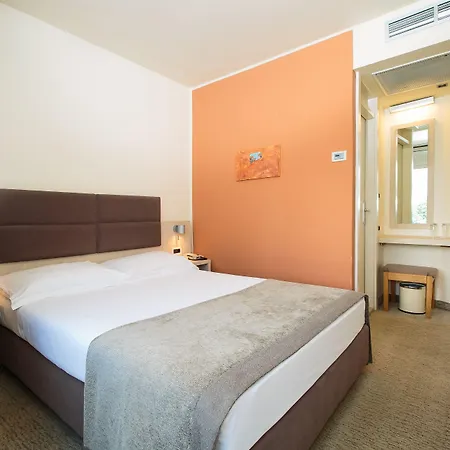 Hotel Mediteran Plava Laguna 3*